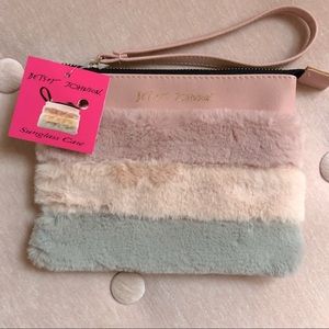 BETSEY JOHNSON Wristlet ~ Faux Fur & Vegan Leather Pink & Grey ~ 6.5” x 5”~ NWT